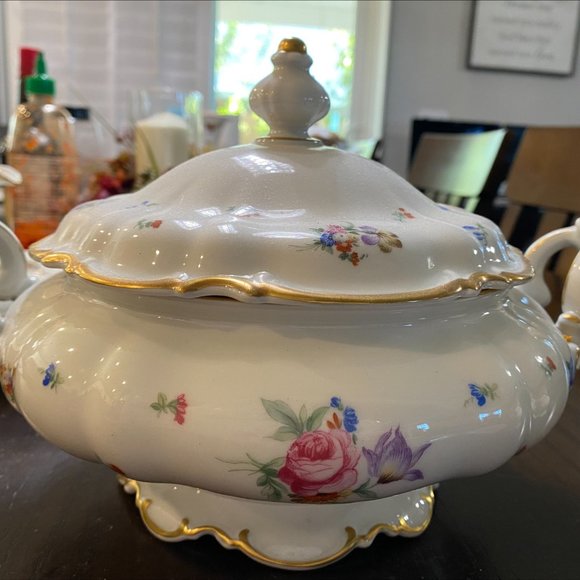 Hutschenreuther Mayfair  soup tureen ( like new condition) - Picture 8 of 9